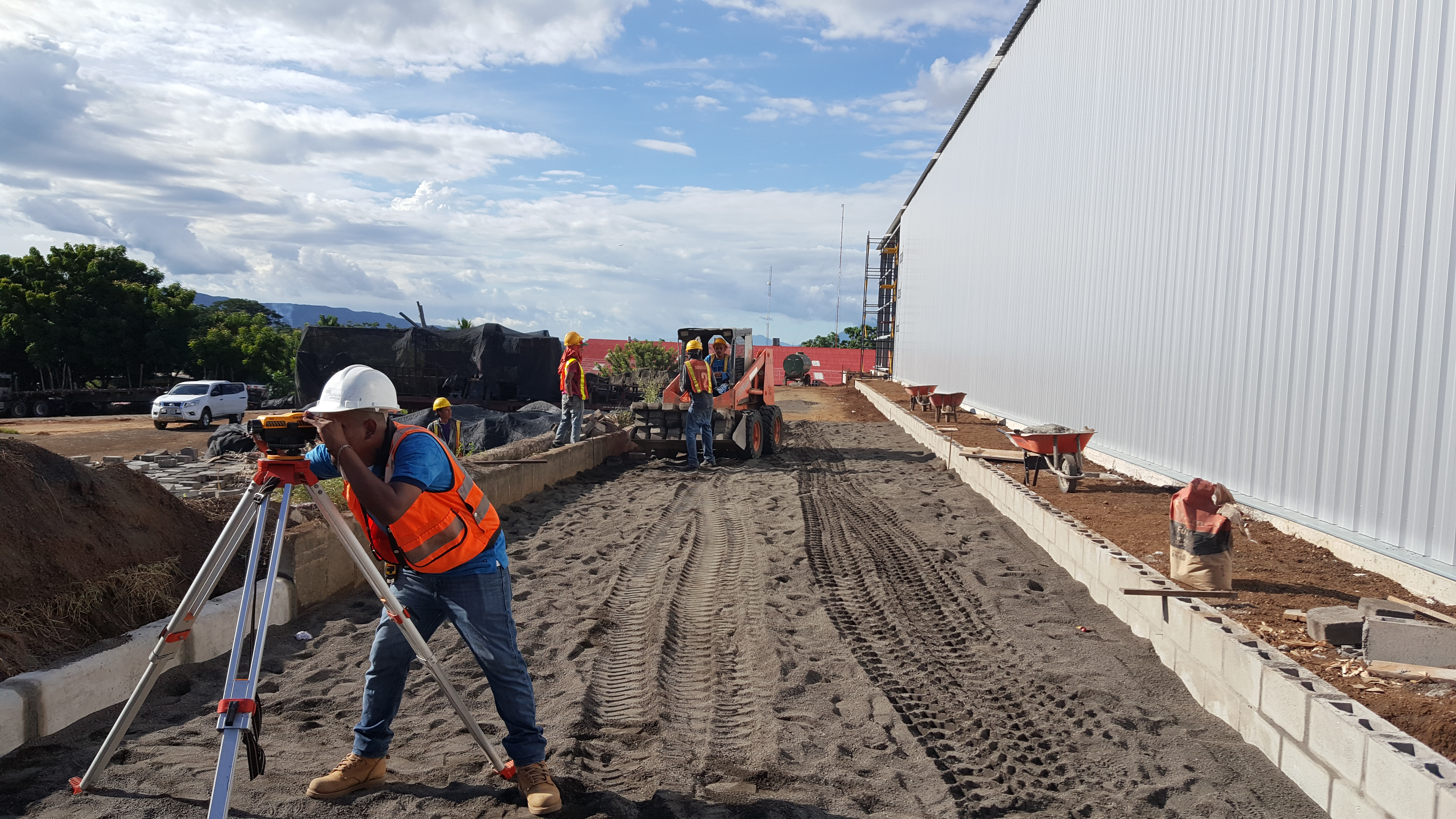 Equipo de ingenieros en obra
